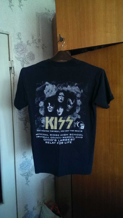 Футболка  от группы Kiss  размера S-L  Бренда Jerzees с принтом «Kiss Cancer Goodbye» в Отменном состоянии