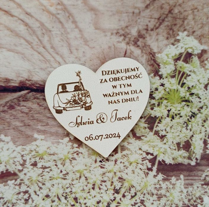 Magnesy  ślubne  z grawerem – auto z nowożeńcami  – 10 szt.