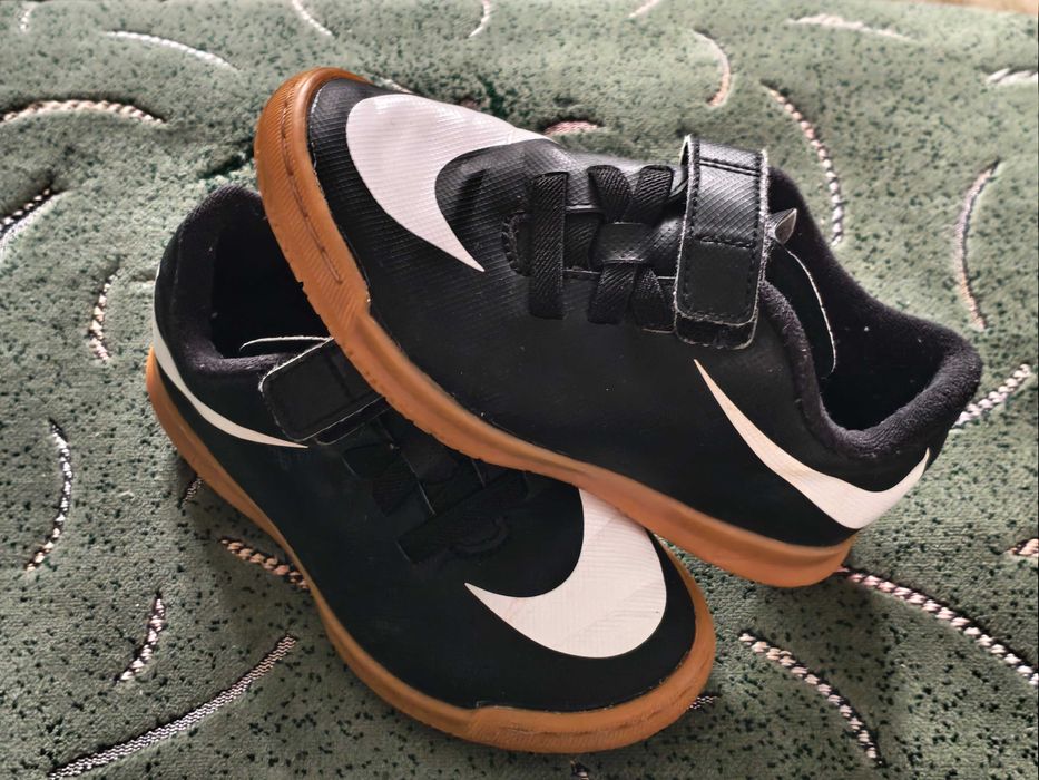 Футзалки Nike  (оригинал) фирменные размер- 28 стелька-17см