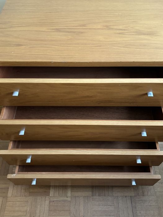 Comóda em madeira maciça