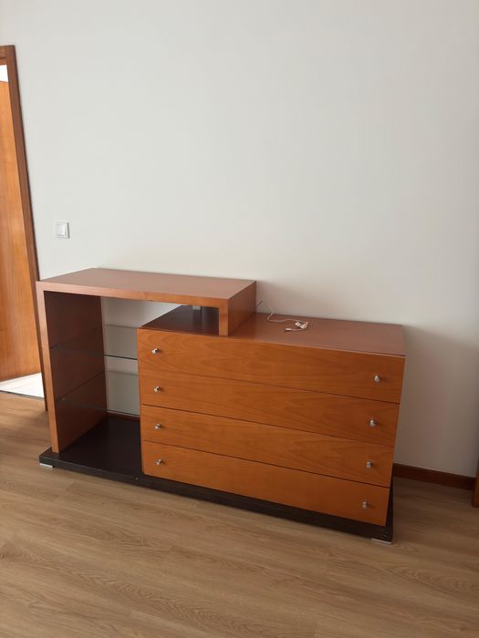 Mobilia de quarto casal em madeira de Cerejeira