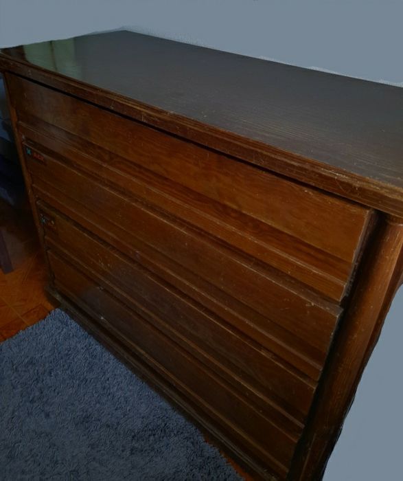 Quarto completo (cama, cómoda, roupeiro, mesa de cabeceira)