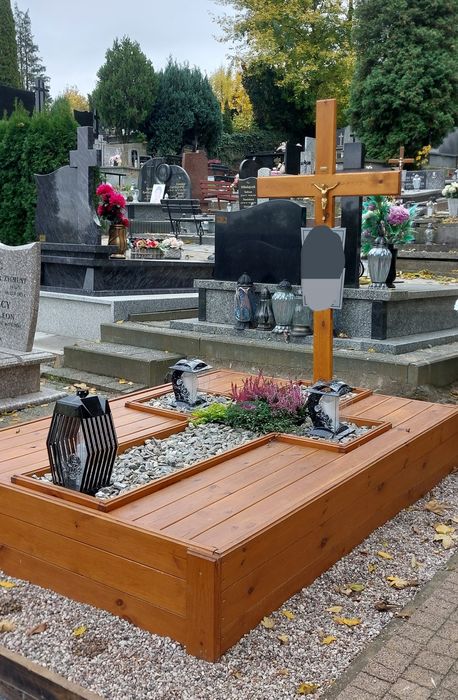 Nagrobek tymczasowy, drewniana obudowa grobu.