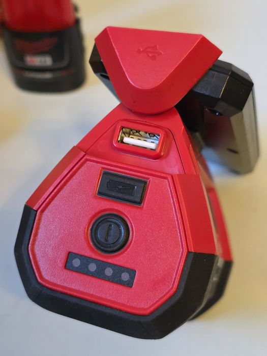 Продам фонарь Milwaukee 2367 + акумулятор  2 ah