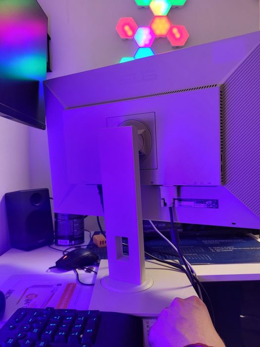 Monitor 24 ASUS z głośnikami, regulowany 360