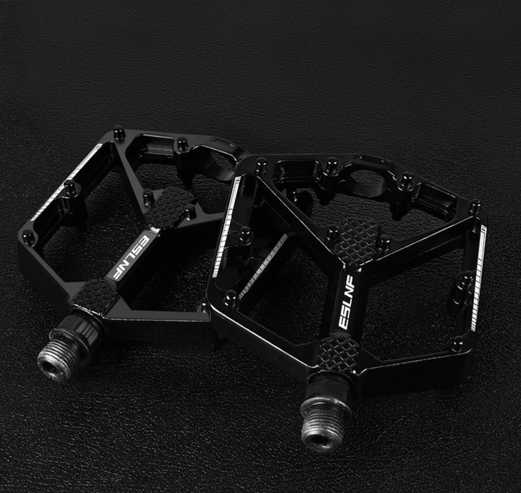 Nowe, zapakowane pedały rowerowe z pinami