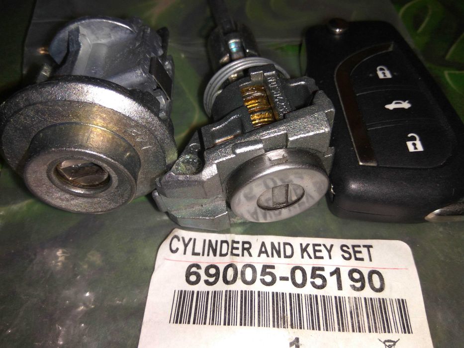 Цилиндры и ключ (комплект), Toyota Avensis, 69005-05190