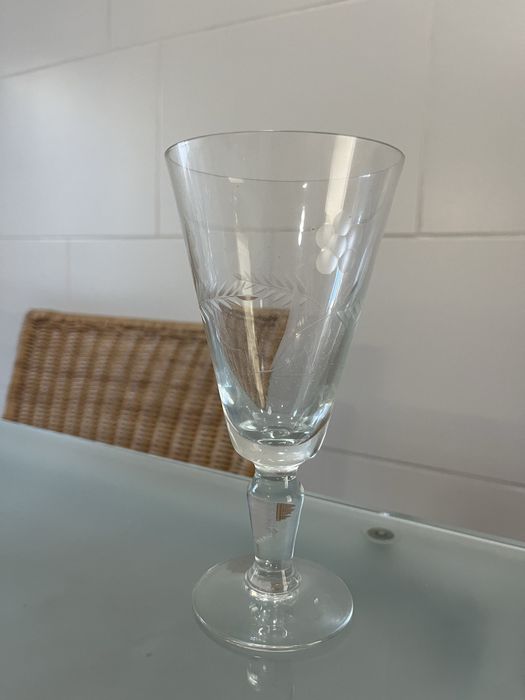 Serviço de copos com desenhos gravados