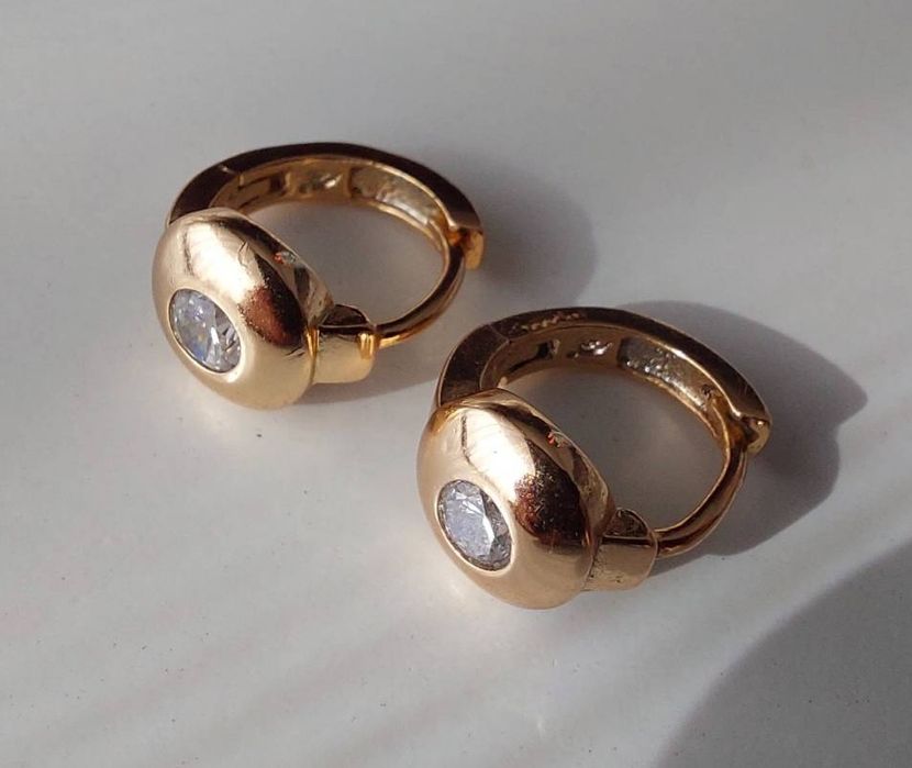 Sztuczne zlote kolczyki.