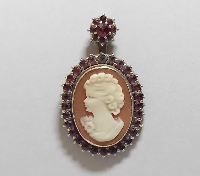 Stary wisior, kamea z granatami, srebro złocone