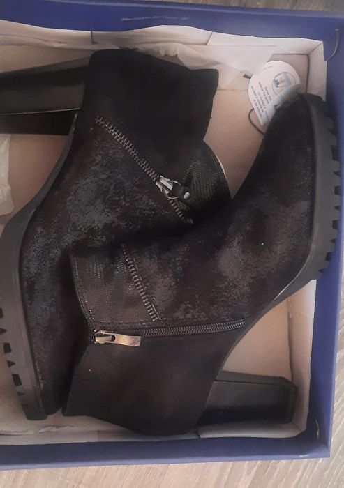 CAPRICE botki zamszowe r. 40