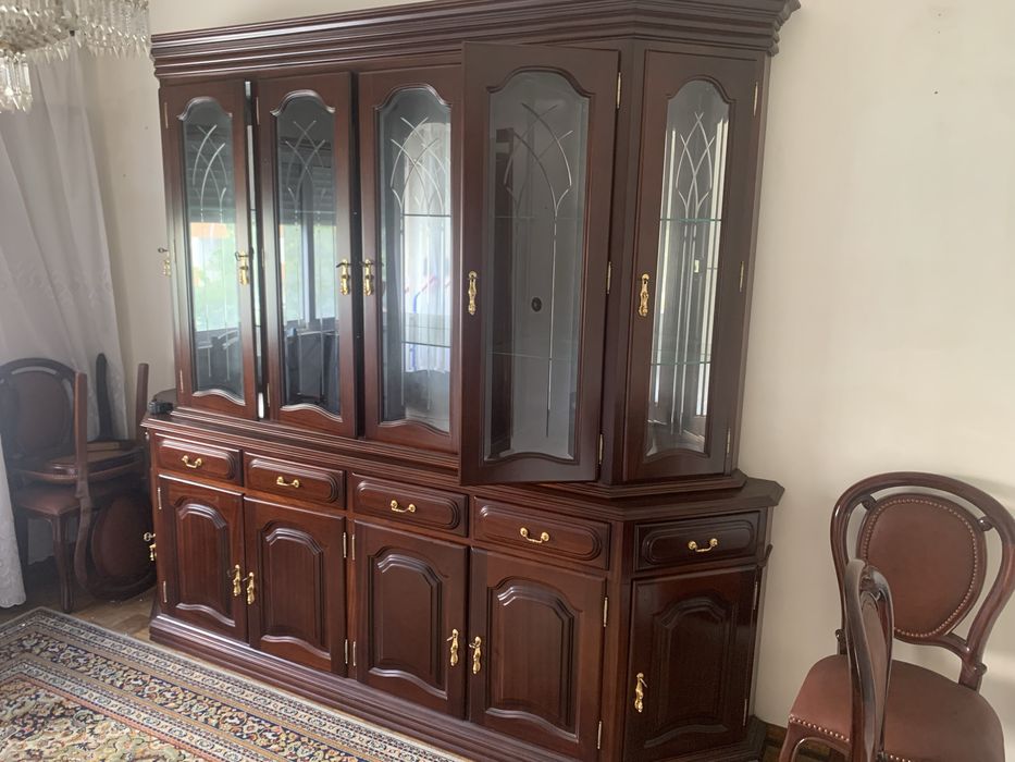 Cristaleira/vitrine em mogno