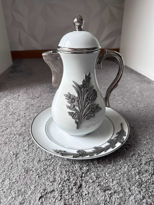 Bule / Cafeteira de Porcelana com Prato e Aplicações em Estanho - Claud'Arte