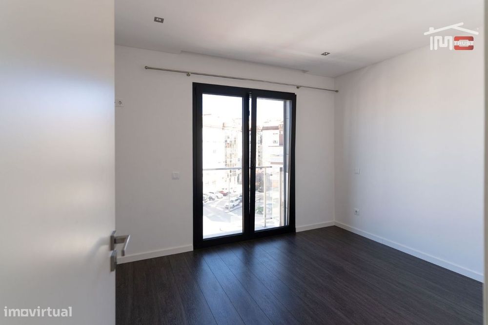 Apartamento T2 Com Cozinha Equipada  Como Novo Com Elevador E Garag...