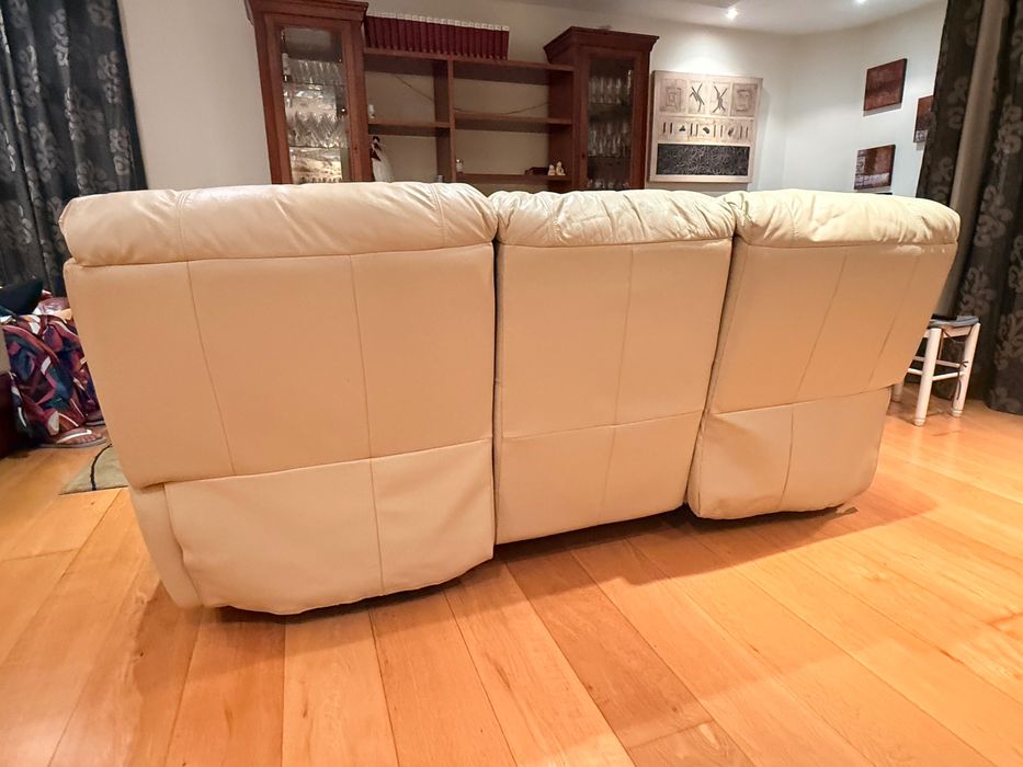 Sofá Chateaud’Ax em pele bege (3 lugares)