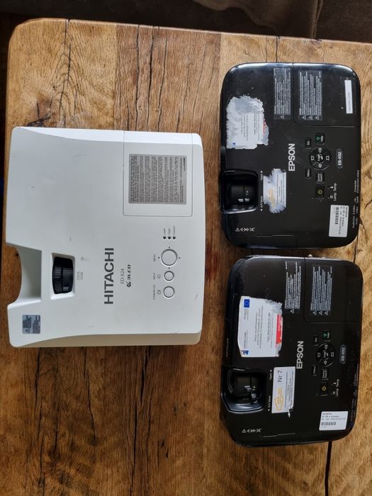 Projektor, epson H390B, hitachi ED-X24 . Cena za 3 sztuki.