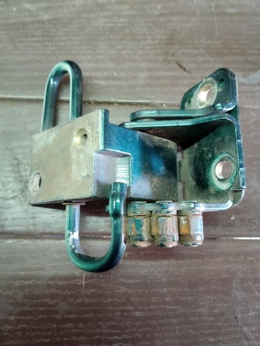 Петли передней пас двери Skoda Superb 1