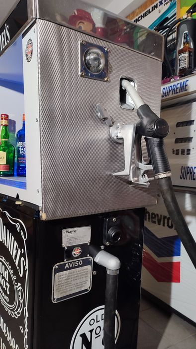 Bomba de gasolina / bar Jack Daniels