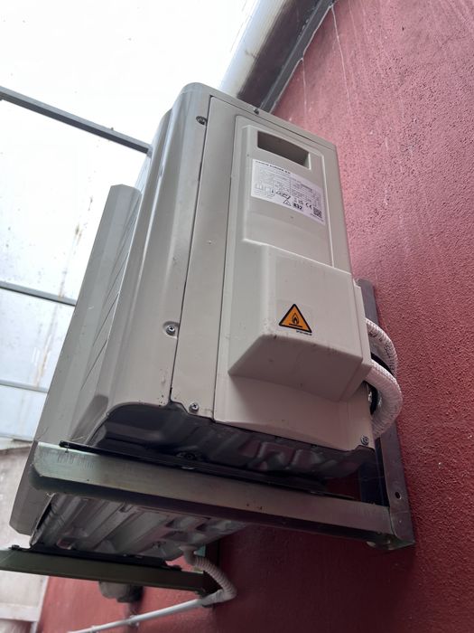 2x Ar Condicionado Daikin Chão Perfera Bluevolution 9000 BTU (Como Novos)