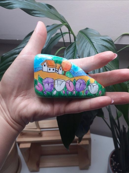 Malowany kamień, Rękodzieło, widoczek z tulipanami