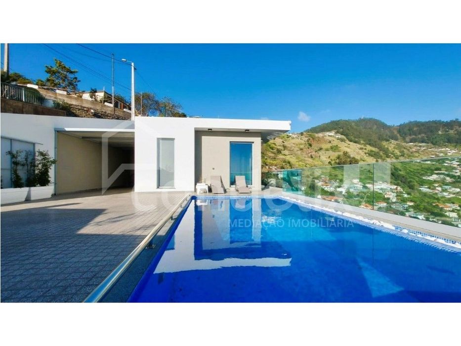 Moradia T2 na Calheta com piscina e vista mar
