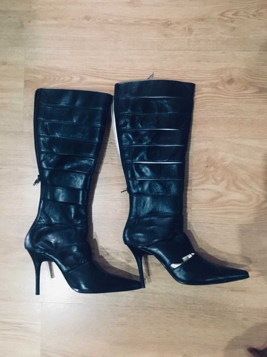 Bota em pele preta com tacão. Novas . Nunca usadas