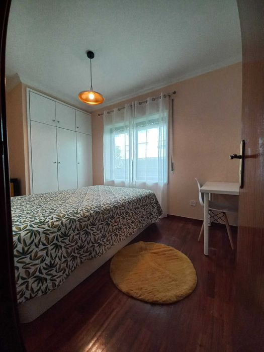 Quarto junto à estação de comboios de Águas Santas para menina
