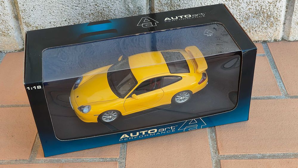 Porsche 911 GT3 Street Car (996) AutoArt 1/18