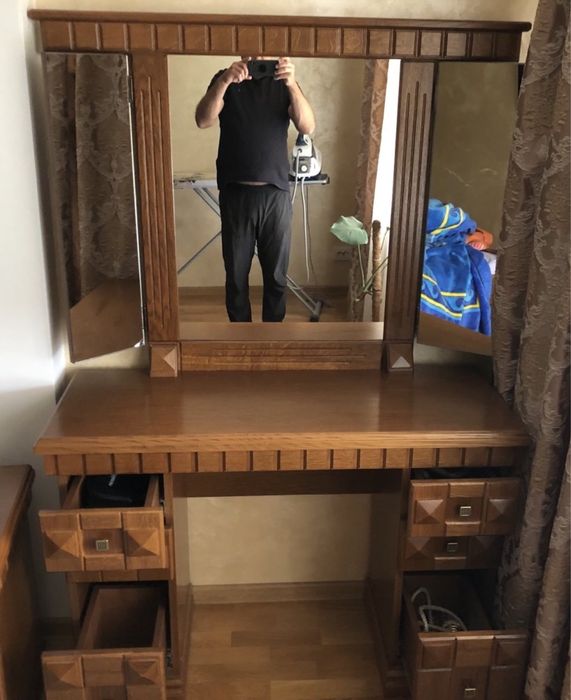 Стіл з дзеркалом та шухлядами