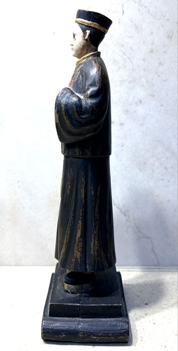 Escultura asiática /  chinesa em madeira entalhada e policromada