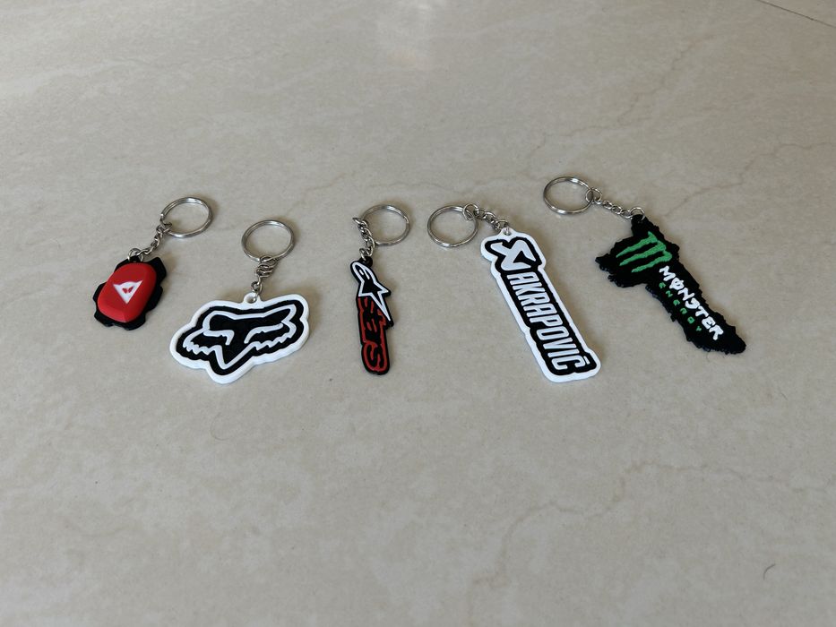 Zestaw stylowych breloków 3D – Akcesoria dla fana motorsportu (5 szt.)