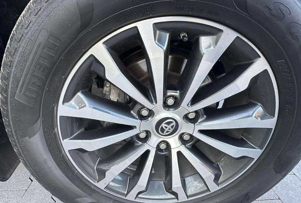 У продажі авто з ЄС Toyota Land Cruiser Prado 2019 року.