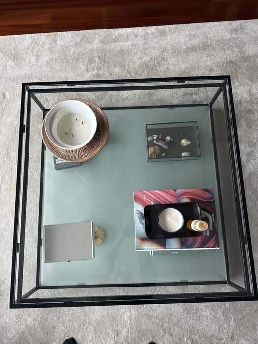 Mesa de centro quadrada em ferro preto com dois tampos em vidro.