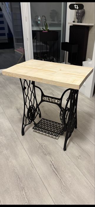 Stół z podstawy maszyny SINGER .