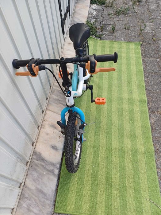 Bicicleta branca e azul B-Twin