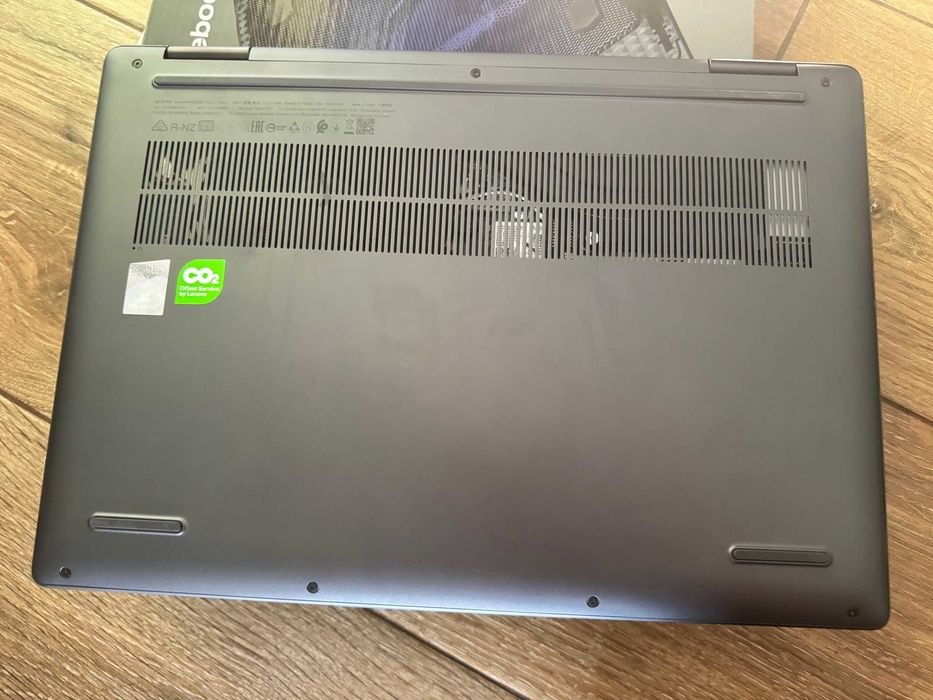 Laptop: Lenovo Yoga 7 14IRL8