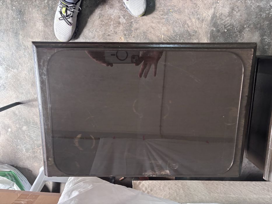 2 Mesas de cabeceira com vidro