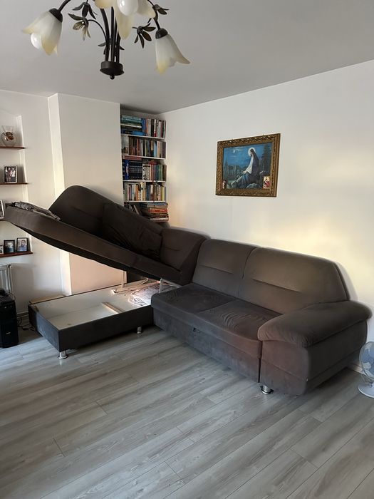 Sofa narożna z funkcją spania i pojemnikiem