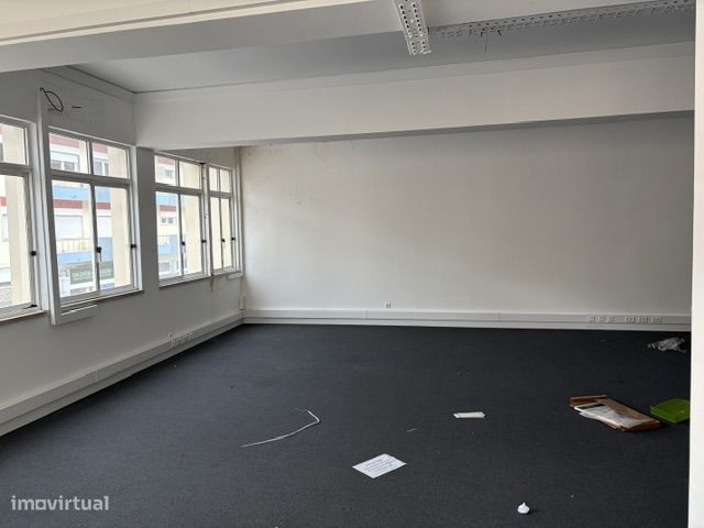 Escritório de 172m² em Barreiro com localização privilegiada