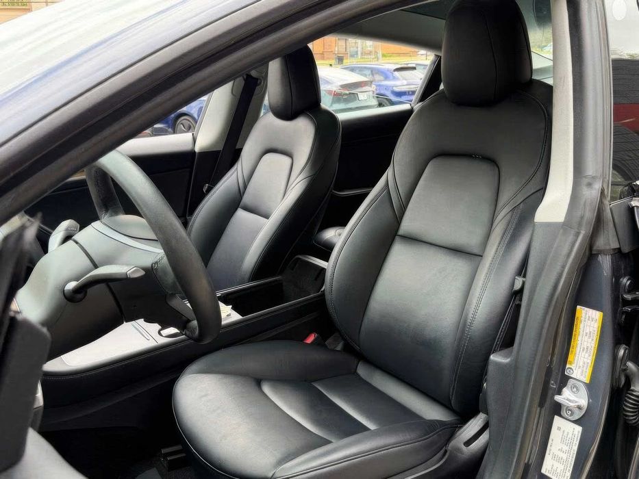 Tesla Model 3 Long Range      2022