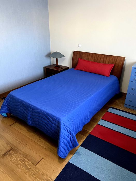 Cama de corpo e meio e mesa de cabeceira em cerejeira