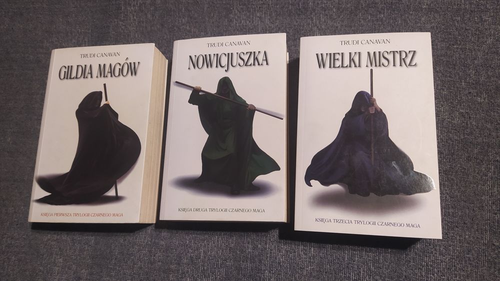 Trylogia Czarnego Maga - Gildia Magów, Nowicjuszka , Wielki Mistrz