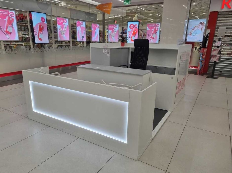 Wyspa w galerii handlowej-meble