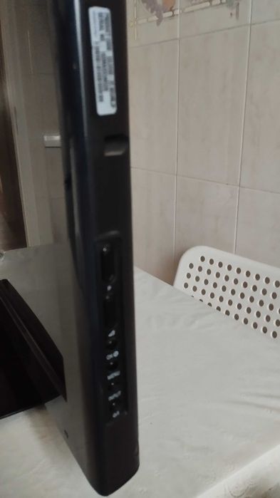 A televisão liga depois de aquecer, precisa de arranjo