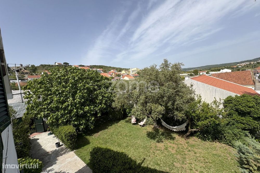 Moradia com logradouro, área total de 520m2 nas Raposeiras/Sintra