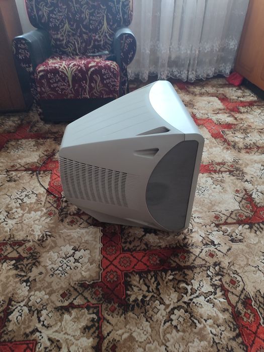 Телевізор SONI цвета і зображення показує шикарно