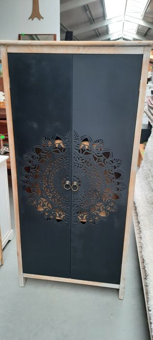 Komódka z ażurowymi drzwiami RATY