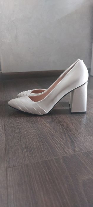 Туфлі жіночі, молочного кольору, розмір 39, шкіряні, взувала 1 раз
