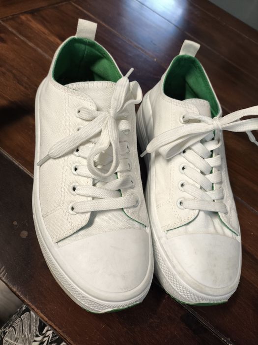 Buty na koturnie białe trampki