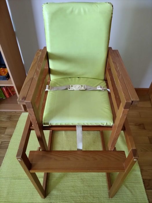 Cadeira de refeição de criança e secretária de estudo.